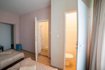 Фото номера Небольшой двухместный номер с 2 отдельными кроватями Отель Strzelec Noclegi г. Вроцлав 11