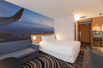 Фото номера Улучшенный двухместный номер с 1 кроватью Отель Novotel Wrocław City г. Вроцлав 4