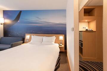 Фото номера Улучшенный двухместный номер с 1 кроватью Отель Novotel Wrocław City г. Вроцлав 6