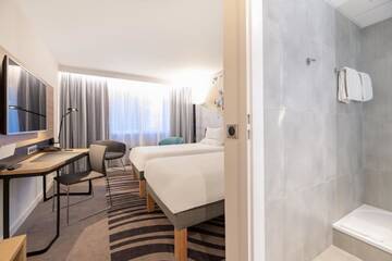 Фото номера Улучшенный двухместный номер с 2 отдельными кроватями Отель Novotel Wrocław City г. Вроцлав 2
