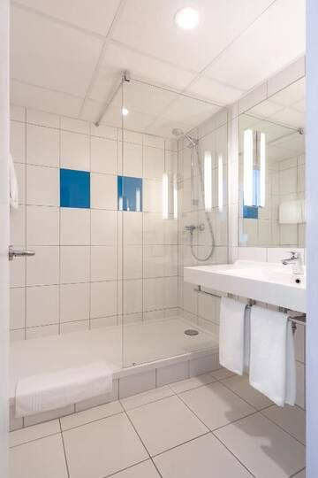 Фото номера Улучшенный двухместный номер с 1 кроватью Отель Novotel Wrocław City г. Вроцлав 17