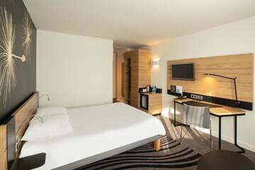 Фото номера Улучшенный двухместный номер с 1 кроватью Отель Novotel Wrocław City г. Вроцлав 14