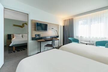 Фото номера Улучшенный двухместный номер с 1 кроватью Отель Novotel Wrocław City г. Вроцлав 12