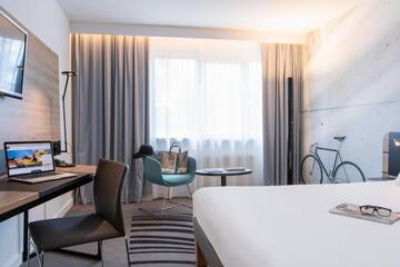 Фото номера Улучшенный двухместный номер с 1 кроватью Отель Novotel Wrocław City г. Вроцлав 18