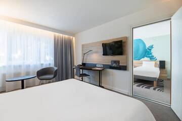 Фото номера Улучшенный двухместный номер с 1 кроватью Отель Novotel Wrocław City г. Вроцлав 16