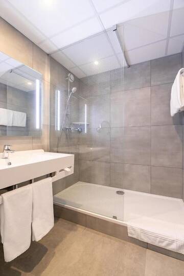 Фото номера Улучшенный двухместный номер с 1 кроватью Отель Novotel Wrocław City г. Вроцлав 13