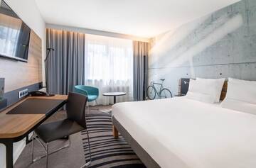 Фото номера Улучшенный двухместный номер с 1 кроватью Отель Novotel Wrocław City г. Вроцлав 19