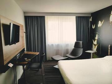 Фото номера Представительский двухместный номер с 1 кроватью Отель Novotel Wrocław City г. Вроцлав 2