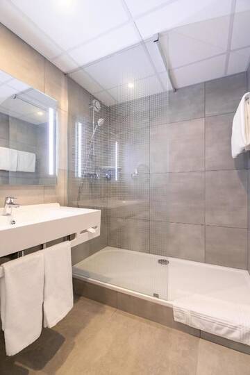 Фото номера Представительский двухместный номер с 1 кроватью Отель Novotel Wrocław City г. Вроцлав 3