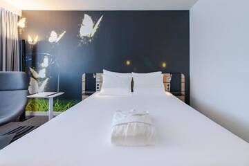 Фото номера Представительский двухместный номер с 1 кроватью Отель Novotel Wrocław City г. Вроцлав 4