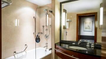 Фото номера Стандартный номер с видом на парк Отель Radisson Blu Hotel Wroclaw г. Вроцлав 2