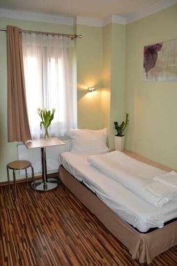 Фото номера Одноместный номер Отели типа «постель и завтрак» Akira Bed &amp; Breakfast г. Вроцлав 5