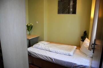 Фото номера Одноместный номер Отели типа «постель и завтрак» Akira Bed &amp; Breakfast г. Вроцлав 6
