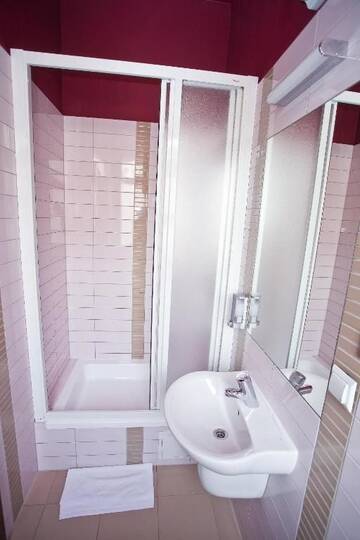 Фото номера Одноместный номер Отели типа «постель и завтрак» Akira Bed &amp; Breakfast г. Вроцлав 8