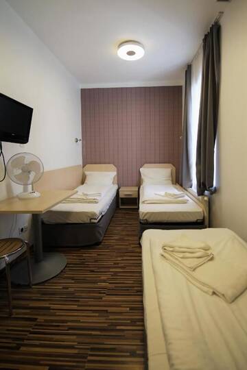 Фото номера Трехместный номер Отели типа «постель и завтрак» Akira Bed &amp; Breakfast г. Вроцлав 4